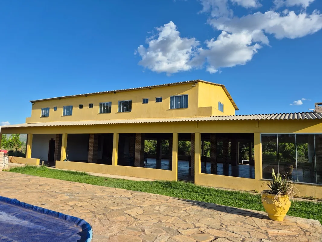 Chácara completa com 10 suítes, piscinas aquecidas, córrego, a 8 km do Trevo de ...