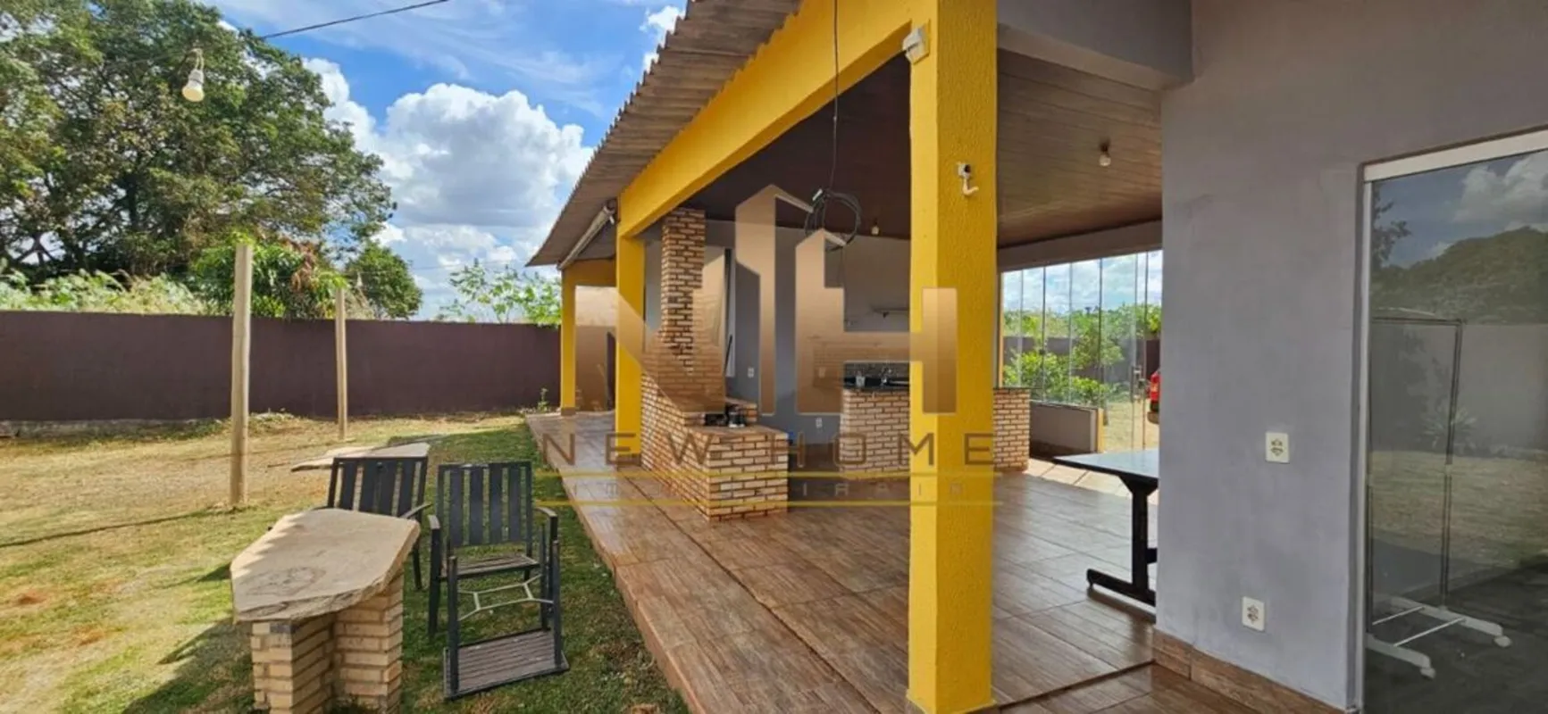 Linda casa térrea composta de 2 quartos, sala de estar ampla, cozinha, banheiro ...