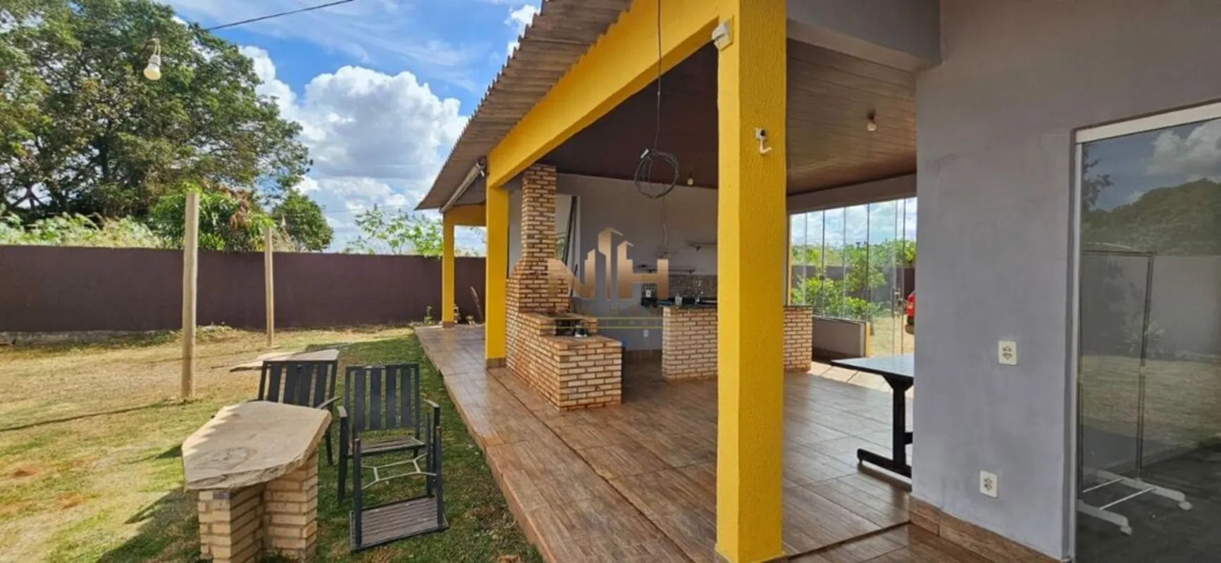 Linda casa térrea composta de 2 quartos, sala de estar ampla, cozinha, banheiro ...