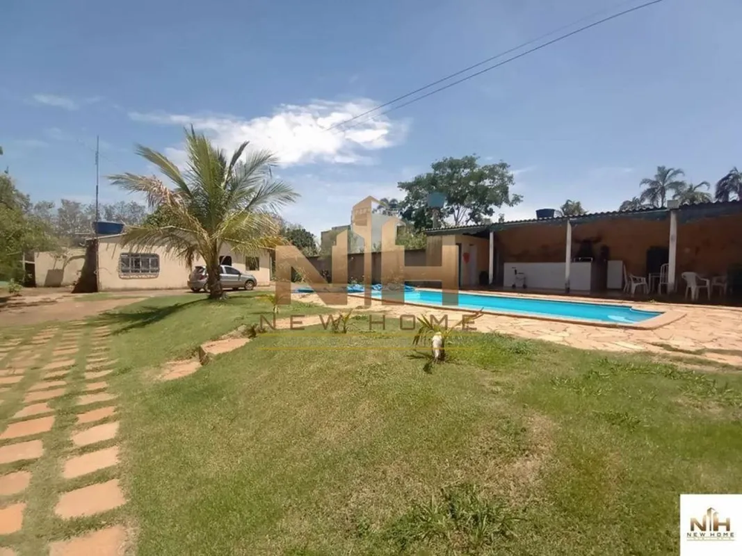 Com uma localização privilegiada, em condomínio fechado, casa térrea composta de...