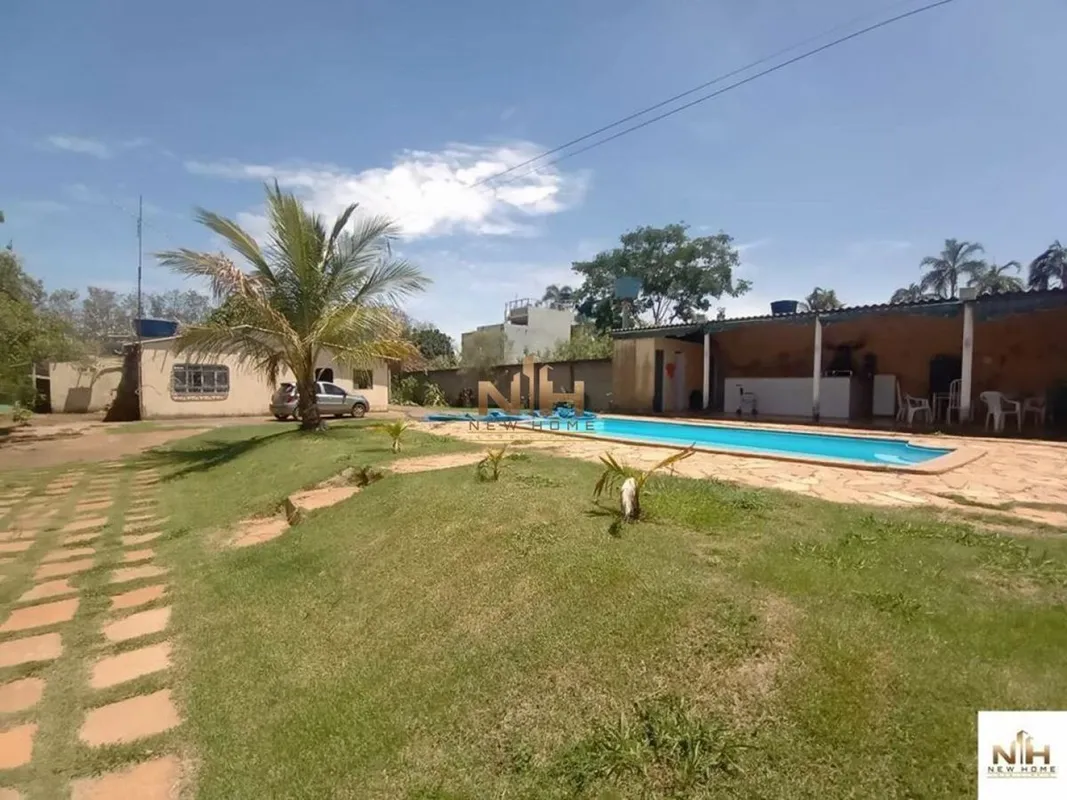 Com uma localização privilegiada, em condomínio fechado, casa térrea composta de...