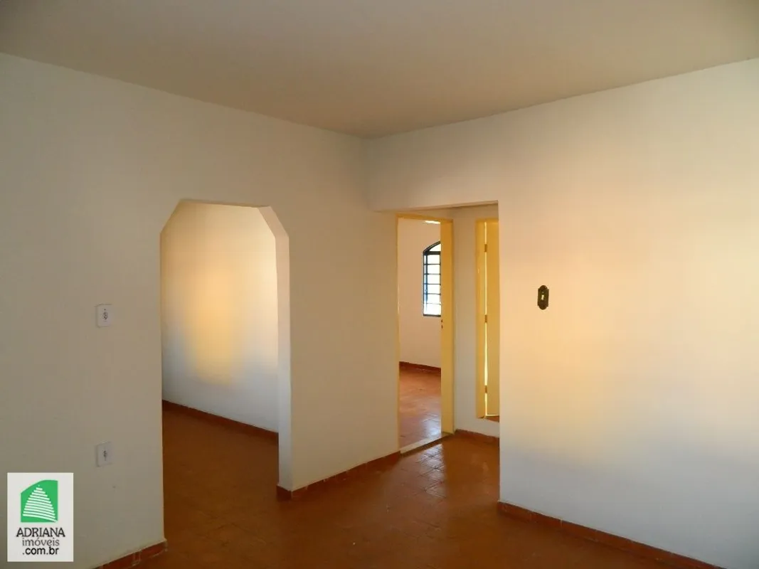 SALA, 2 QUARTOS, SENDO 1 SUITE, COZINHA, ÁREA DE SERVIÇO COM: BANHEIRO, VARANDA....