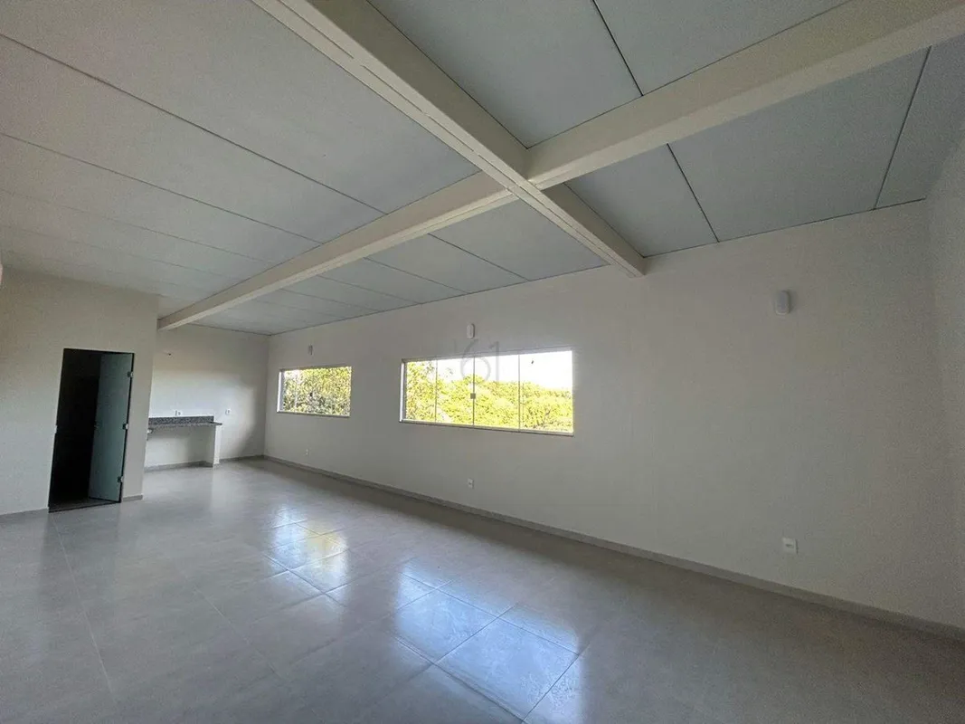 Kitnet, espaçosa, reformada, com ótima iluminação natural, pia, 1 banheiro, loca...
