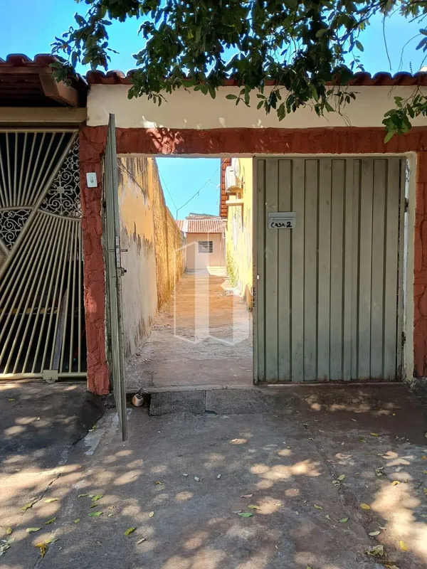 Alugo ótimo barracão de 2/4 com garagem no Jardim América. Composto por 2/4, sal...