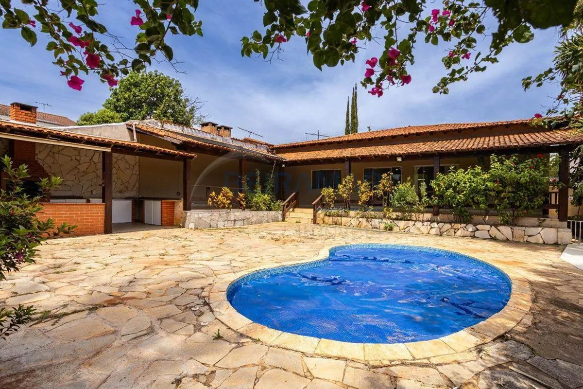 Casa térrea espaçosa e sofisticada, pronta para receber sua família com conforto...