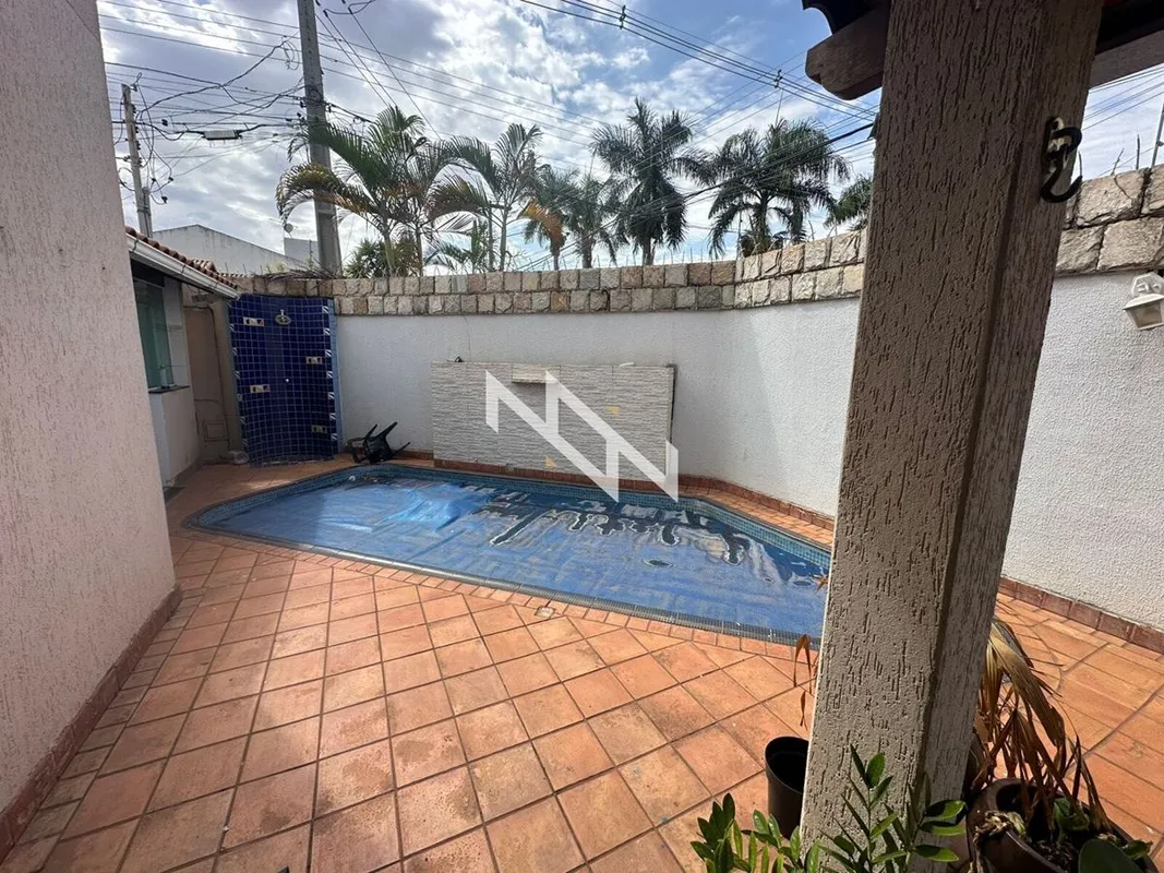 Sobrado disponível para venda no Setor Jardim América, em Goiânia. Com uma área ...