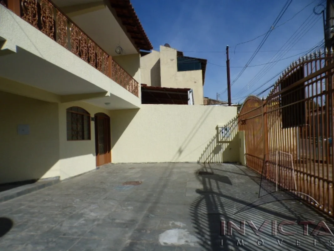 Casa Sobrado com 4 quartos sendo 2 suítes (Sendo uma delas na parte térrea), Coz...