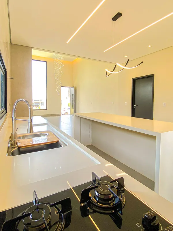 Com 180,70m² construídos em um terreno de 364,31m², esta casa de alto padrão foi...