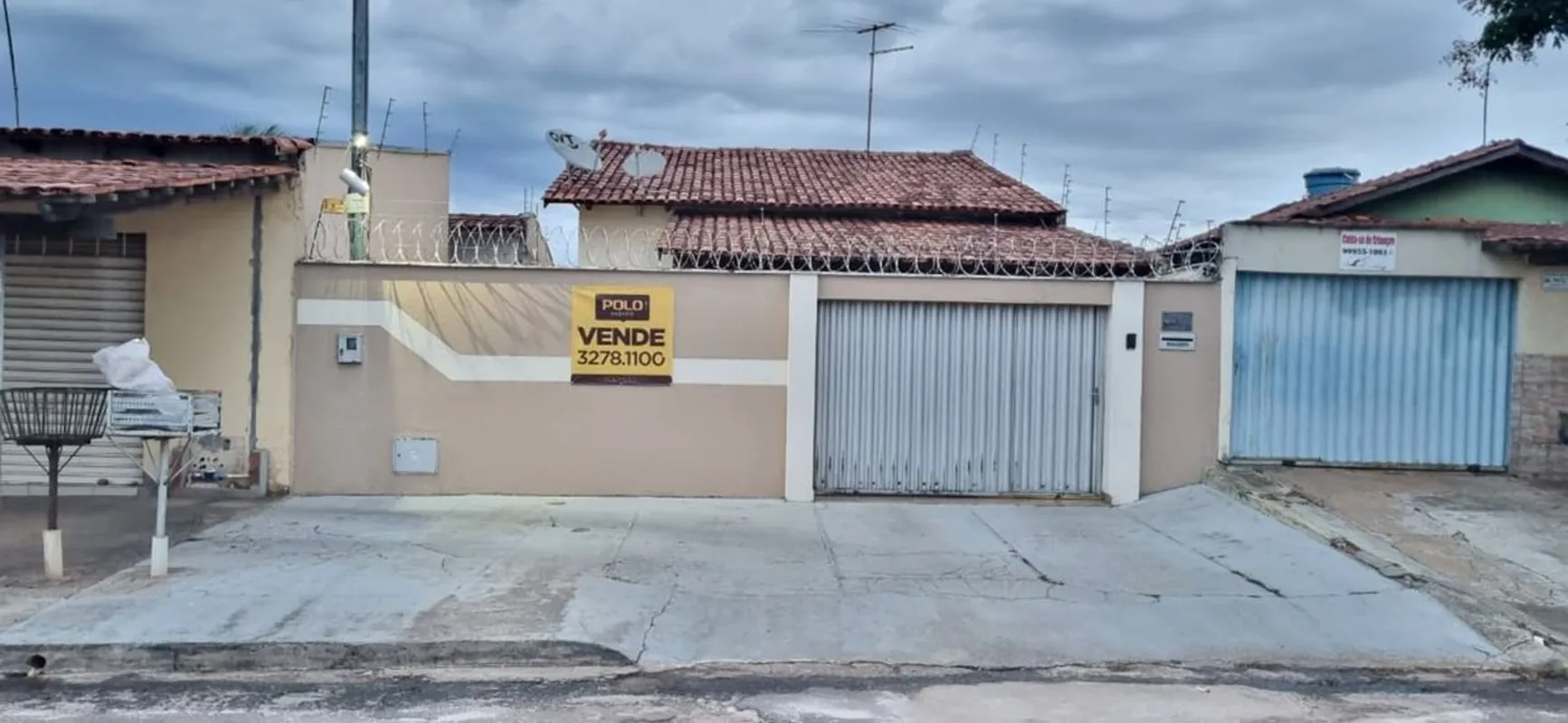 Casa localizada em uma rua paralela à Av. Rio Verde, atrás da Concessionária NAV...