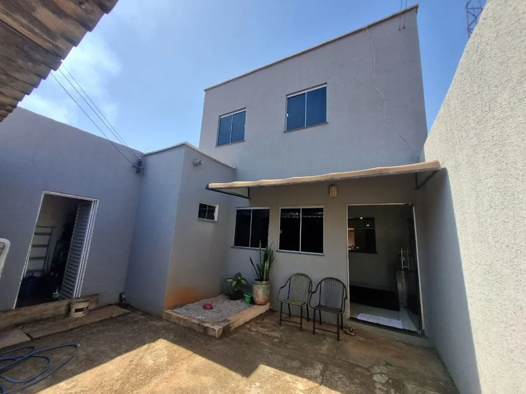 Excelente Sobrado com 3 quartos sendo 2 suites, parte inferior uma bela sala com...