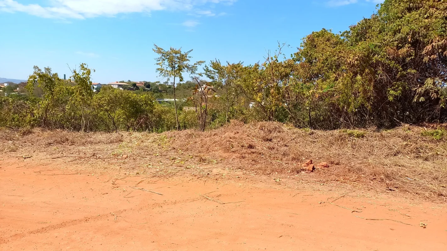 Solar da Serra Quadra 7 lote 6.Lote com 1.252,88m² bem localizado, a cerca de 80...
