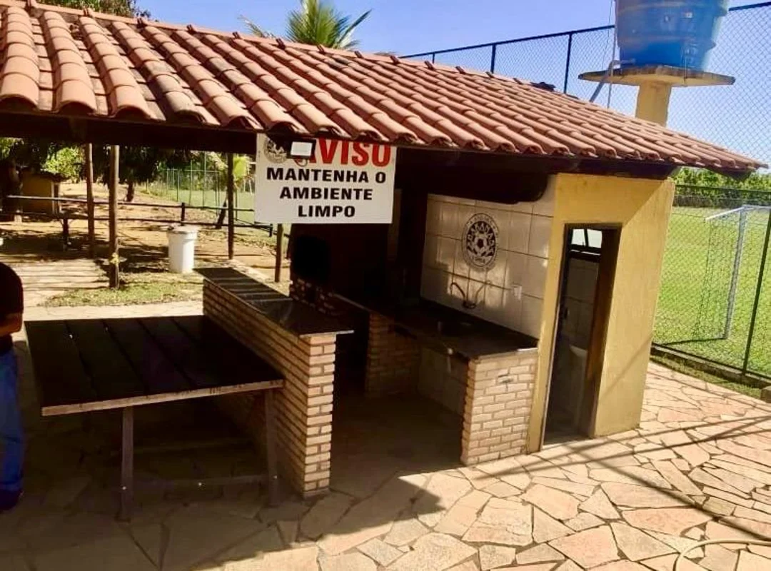 Chácara com um espetacular campo de futebol; árvores frutíferas; poço artesiano;...