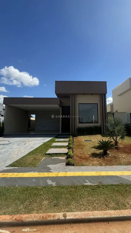 Apresento uma elegante casa térrea à venda no Condomínio Terras Alpha, com um lo...