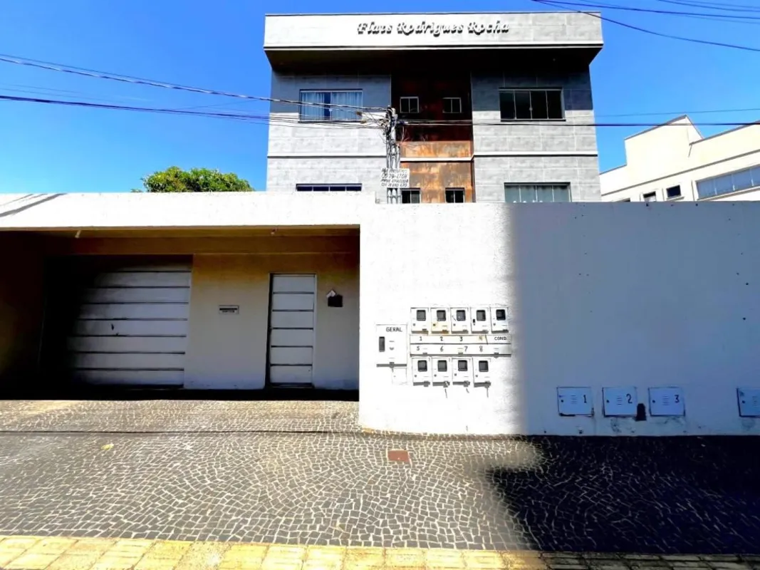 01 suíte, com cama de casal, ar condicionado, guarda roupas, banheiro com armári...