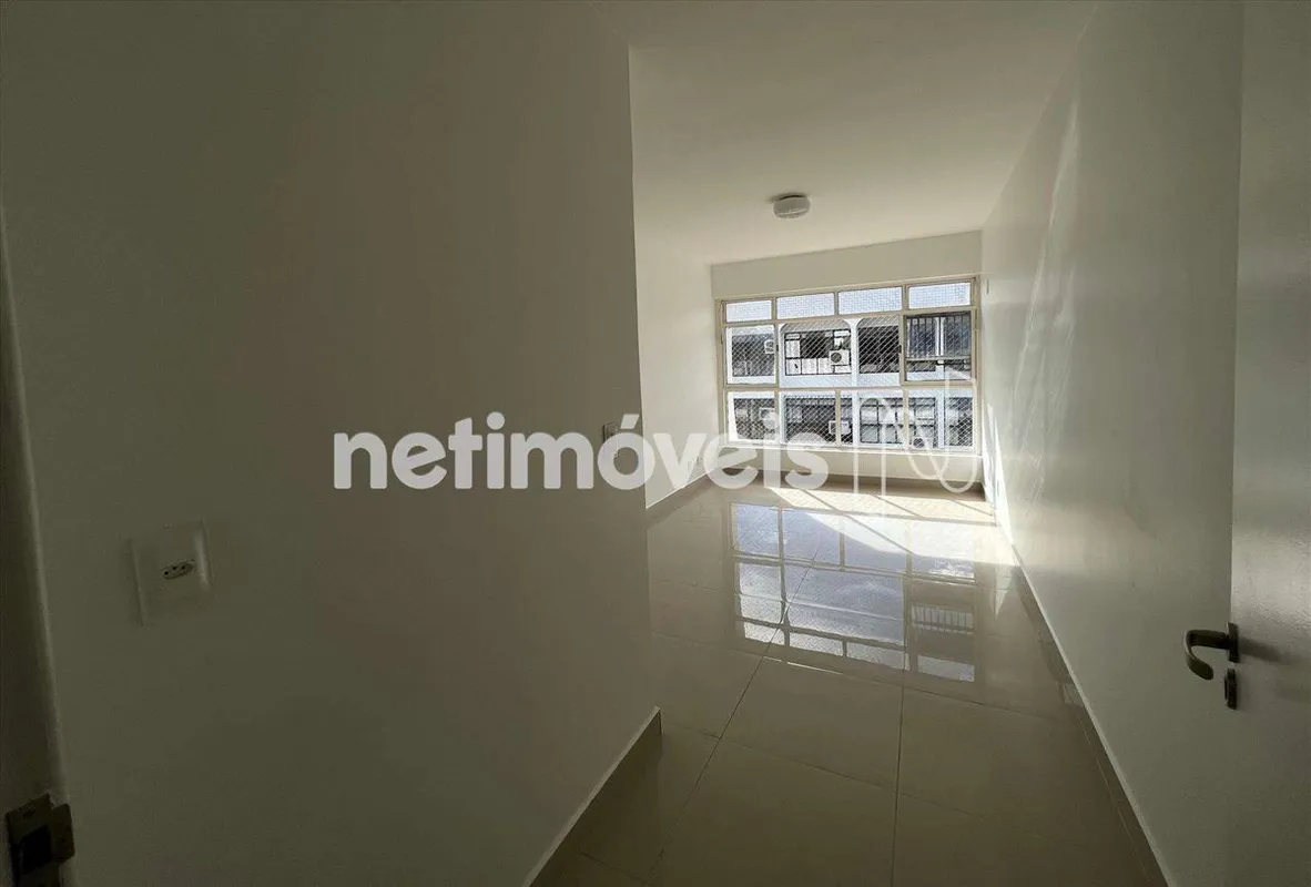 Apresentamos uma sala comercial excepcionalmente bem localizada, pronta para ele...