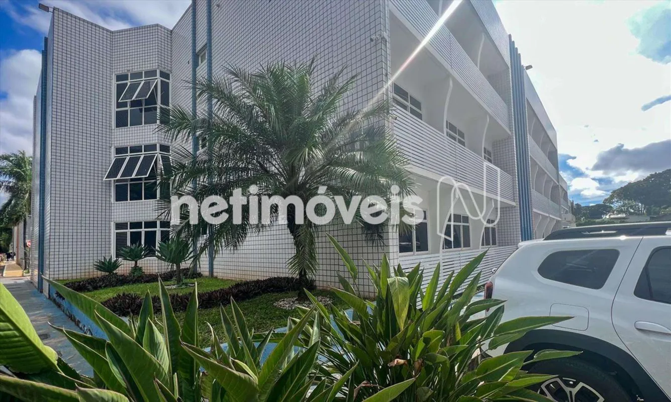 A sala está situada em um edifício de prestígio, proporcionando acesso convenien...