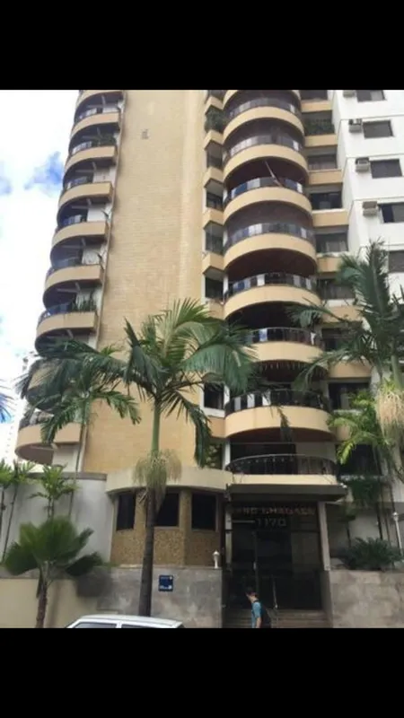 Apartamento amplo com 243m², no coração da cidade. Conta com 4 quartos (2 suítes...