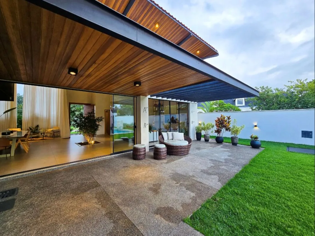 Residência exclusiva com 615 m² de área construída em lote de 1.280 m², frente a...