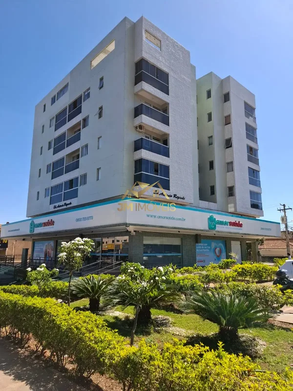 Descubra uma ampla cobertura de 3 dormitórios, incluindo uma suíte, na cobiçada ...