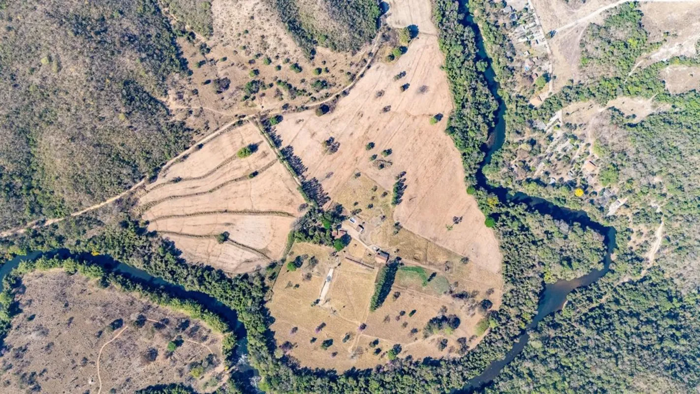 Fazenda de 23,5 alq. a 8 km de Heitoraí/140 km de Goiânia. Essa propriedade é ma...