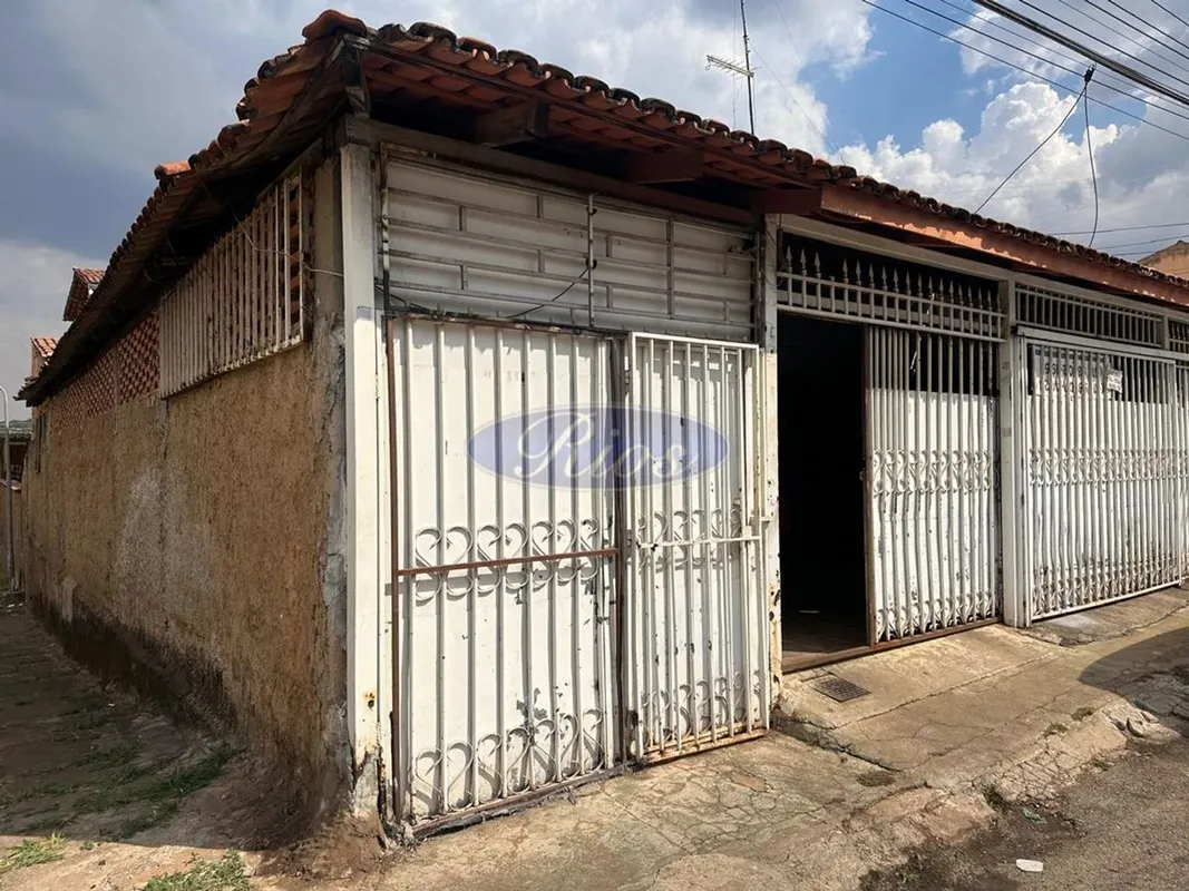 Rios Imóveis vende casa na 3ª Avenida Bloco 1740, Núcleo Bandeirante-DF.Casa com...