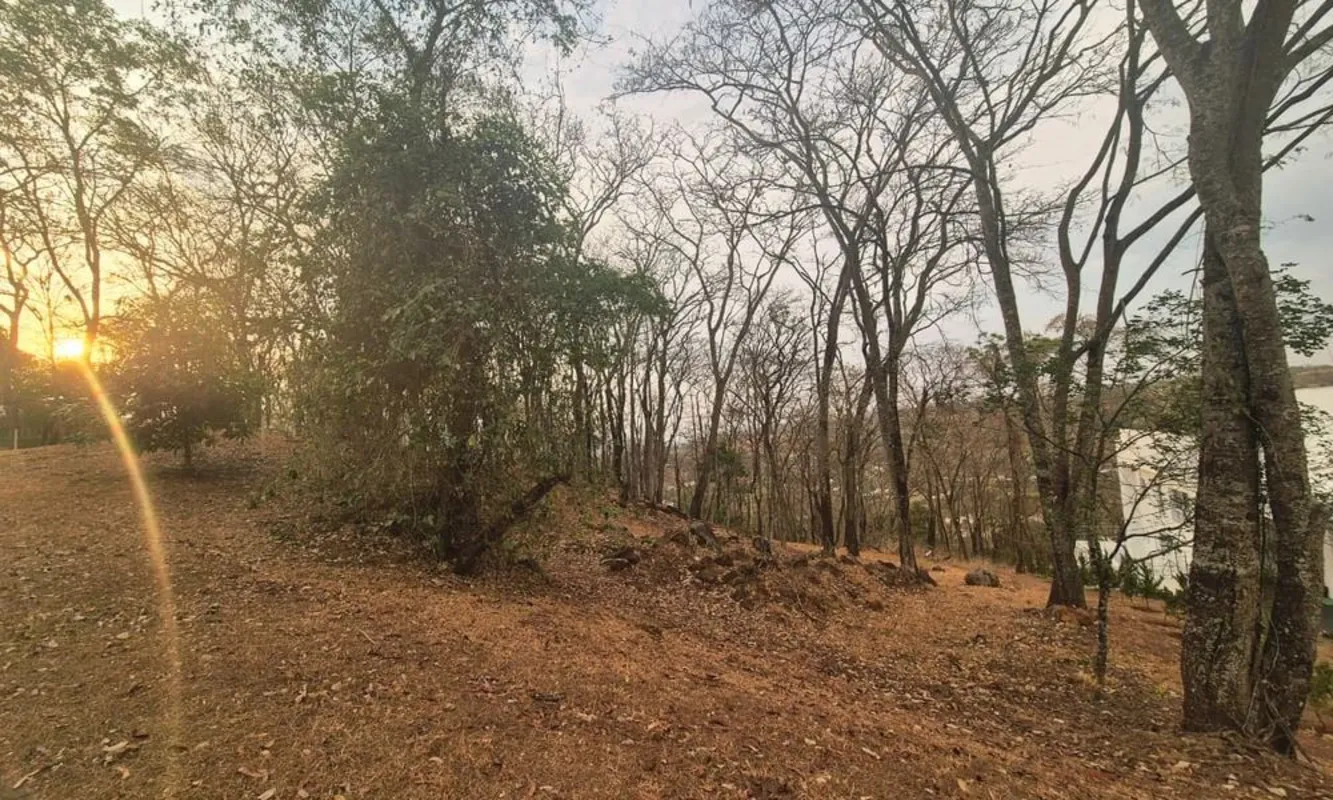 Terreno com 1.702,06m2 de área útil e 822,94m2 de APP (mata) no fundo. Com mata ...