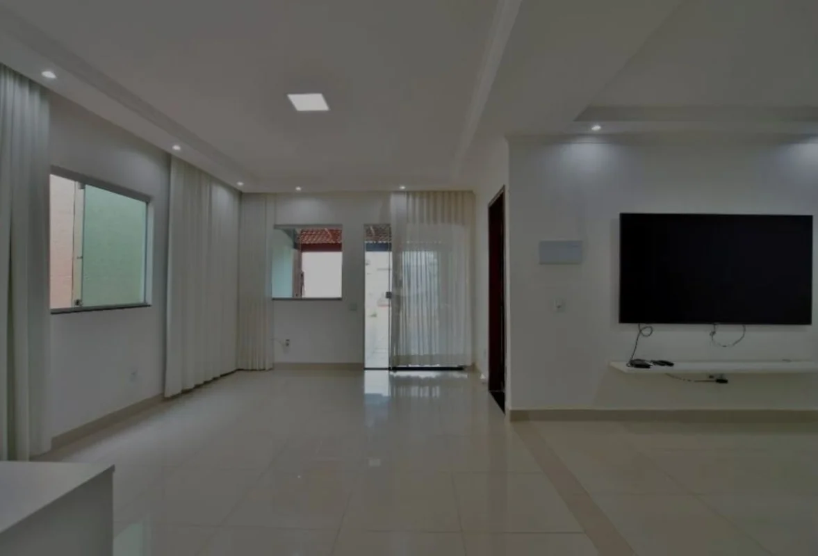 VENDE-SE ESTA CASA NA PONTE ALTA NORTE 3 QUARTOS SENDO DUAS SUITES, UMA COM AR C...