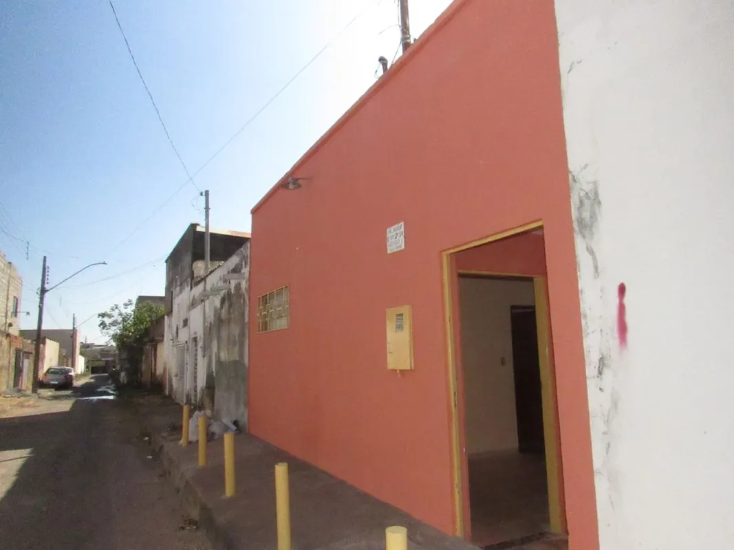 Casa no aluguel na Rua Aderup, com (02) quartos, (01) banheiro social, (01) sala...