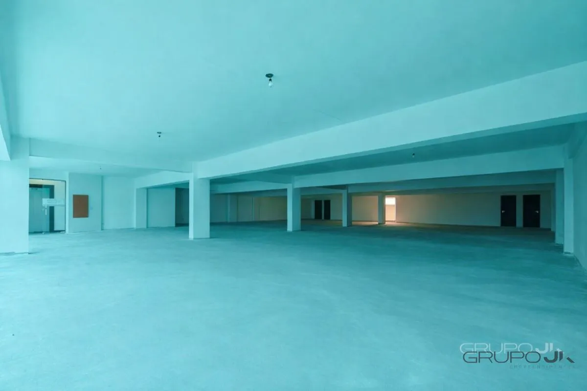 Essa sala comercial oferece espaço amplo, além de banheiros masculino e feminino...