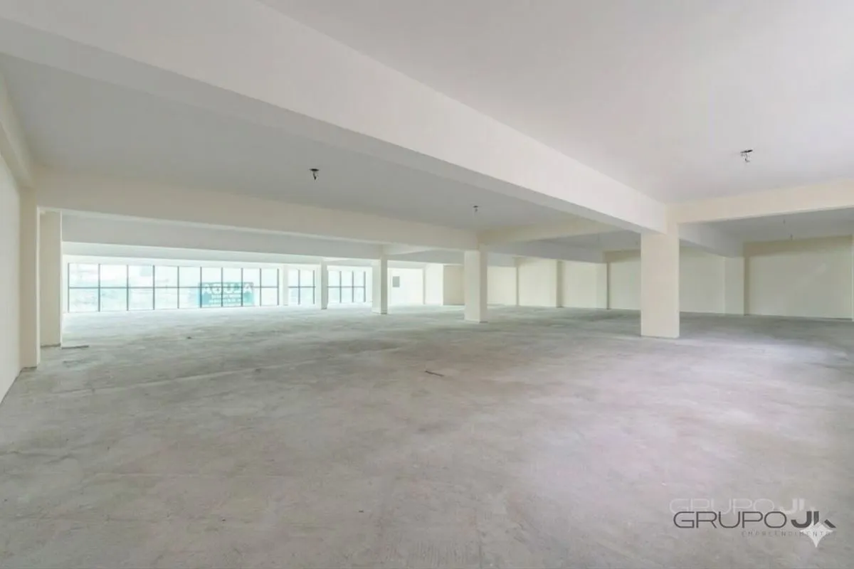 Localizada no 1º andar de um prédio com elevador, essa sala comercial oferece um...