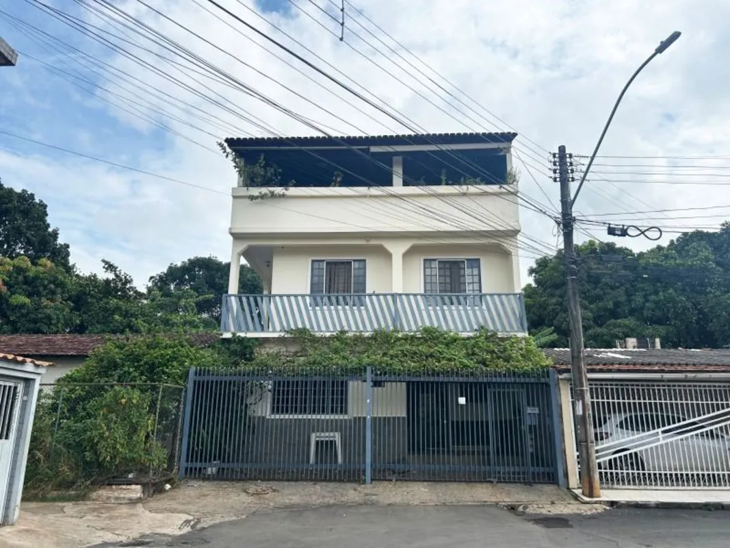 Lindo Sobrado ? QR 02 Candangolândia Sobrado com 3 pavimentos, com 278m2 de área...