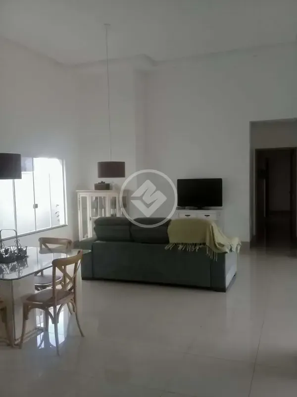 406m2 lote 250m2 construção 04 quartos sendo 2 suítesLavabo e um banheiro social...