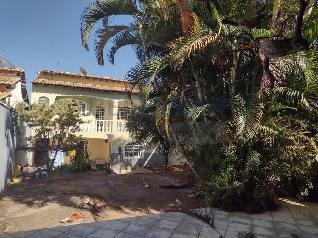 Casa 4 Quartos, 3 Suítes, Quintal Amplo e Churrasqueira - 360m² - Setor Tradicio...