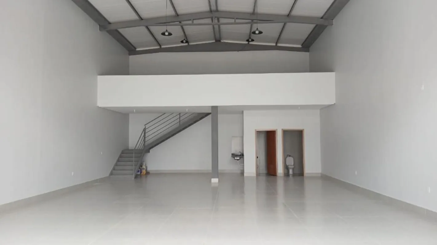 GalpÃ£o comercial com 210mÂ² de Ã¡rea construÃ­da, sendo 170mÂ² no piso tÃ©rreo ...