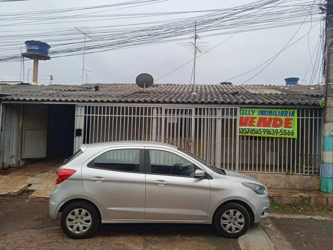 VENDE-SE UM IMÓVEL COM DUAS MORADIAS NA QNP 26 CEILÂNDIA SULPossui 02 casas no l...