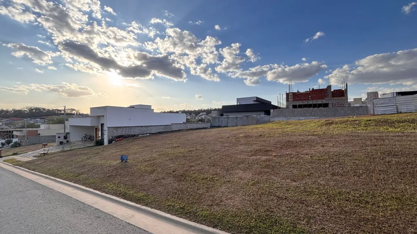 Lote de 300m no Jardins BolonhaLocalização privilegiada no condomínio:Parte alta...