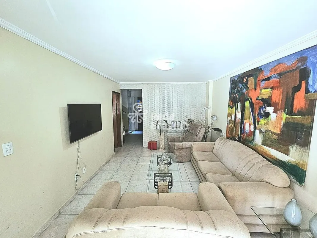 Com espaço amplo, boa iluminação natural e distribuição interna funcional, o imó...