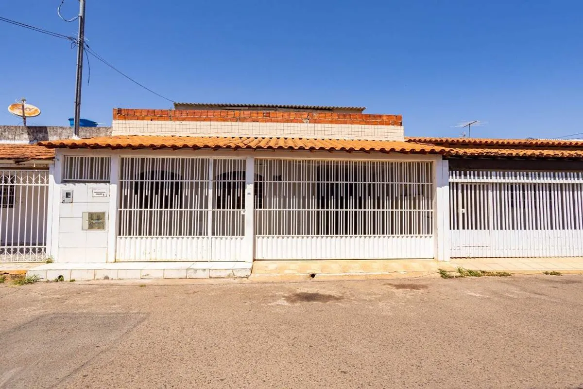 QNP 20 - Casa na Laje com 3 Quartos, Suíte e Estrutura para 2º Pavimento - Ceilâ...