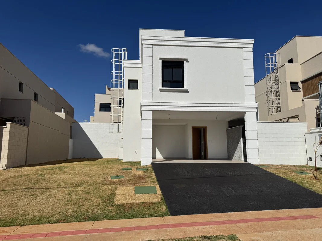 Descubra o conforto e a praticidade desta bela casa de 181m², localizada no char...