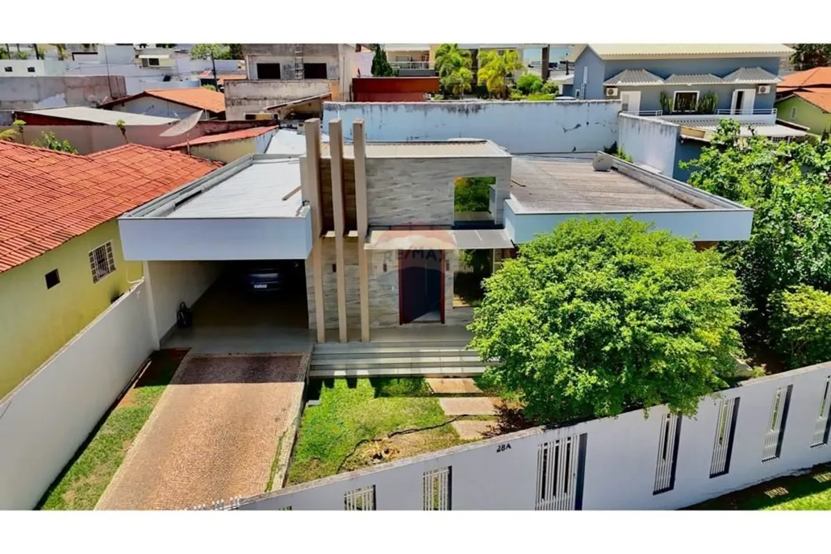 INFORMAÇÕES PATRÍCIA PATRÍCIO 61 99862 1020Esta magnífica casa fica em um condom...