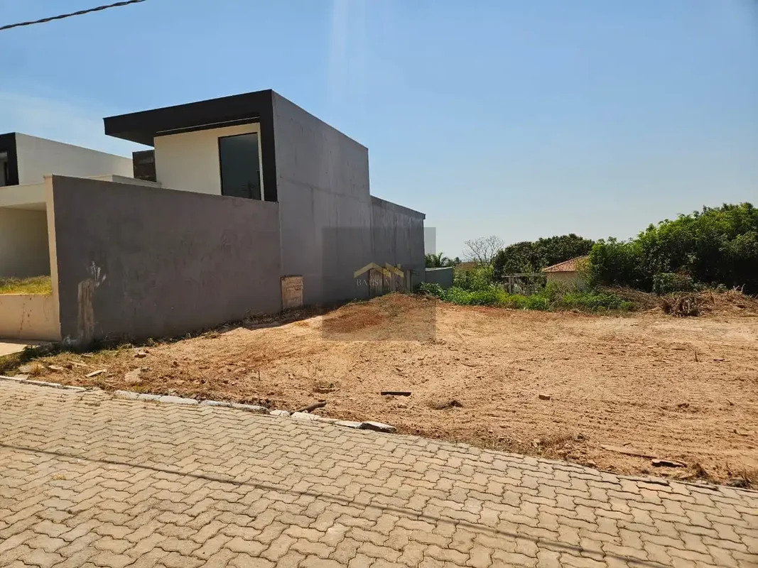 Batista Soluções Imobiliárias vende:Lote amplo e muito bem localizado de 350m², ...