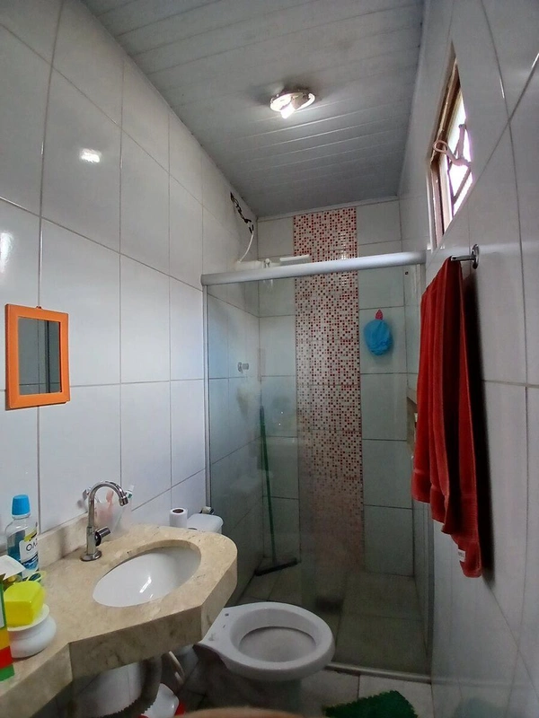Casa com 3 quartos, sendo um suíte;Sala;Banheiro social;Cozinha ampla, com armár...