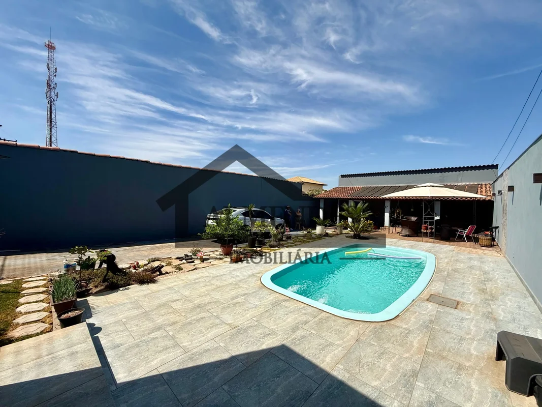 AJ MENDES IMOBILIÁRIA VENDE CASA EM SETOR DE MANSÕES - BRASÍLIA DF Sala de estar...