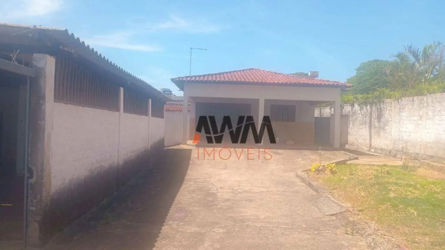 Casa a veda de 2 quartos. Garagem coberta para 2 carros na varanda. Terreno com ...