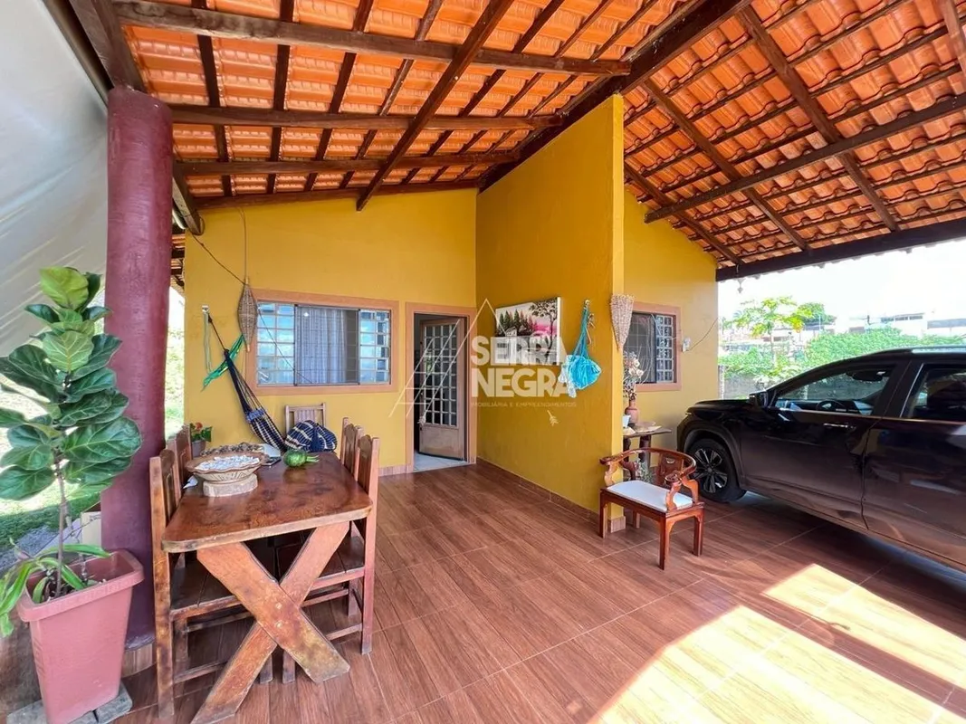 - Área terreno: 800m²- Área construída: 90m²- Sala integrada à cozinha americana...