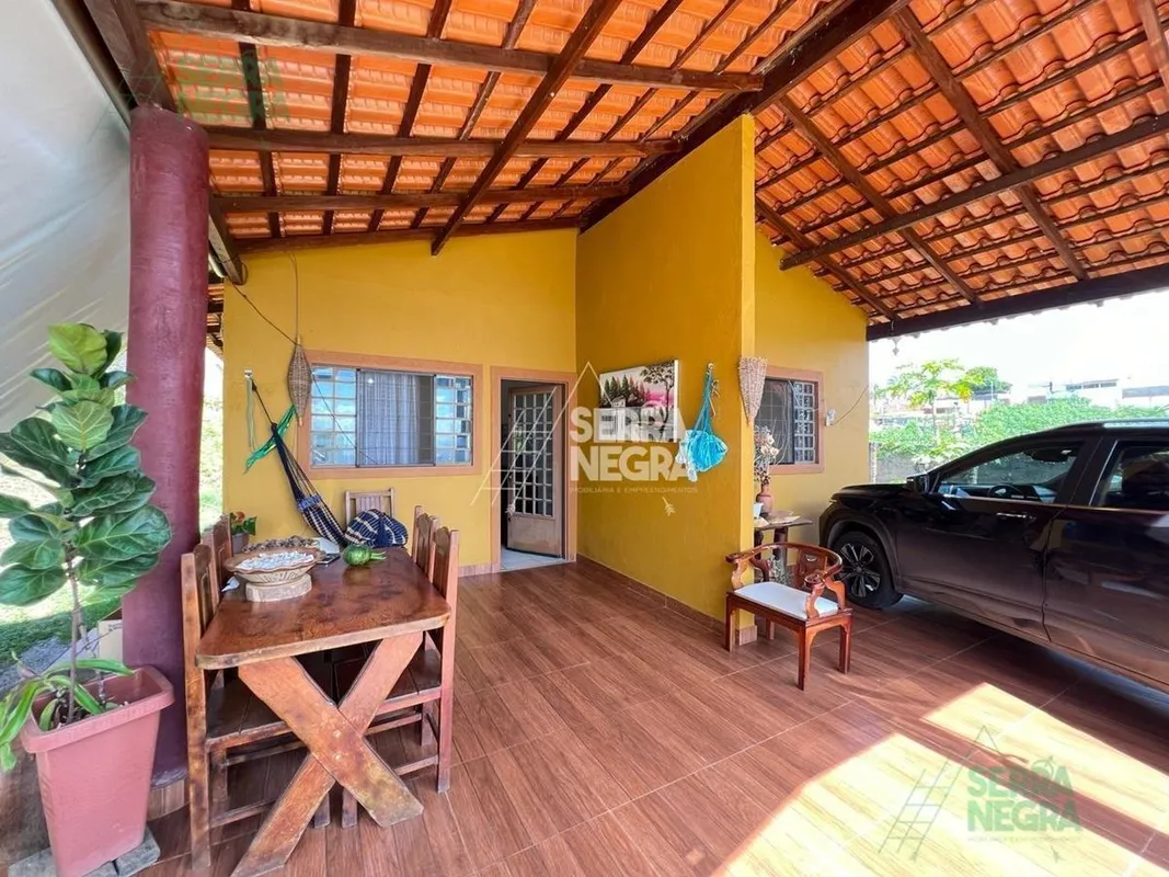 - Área terreno: 800m²- Área construída: 90m²- Sala integrada à cozinha americana...