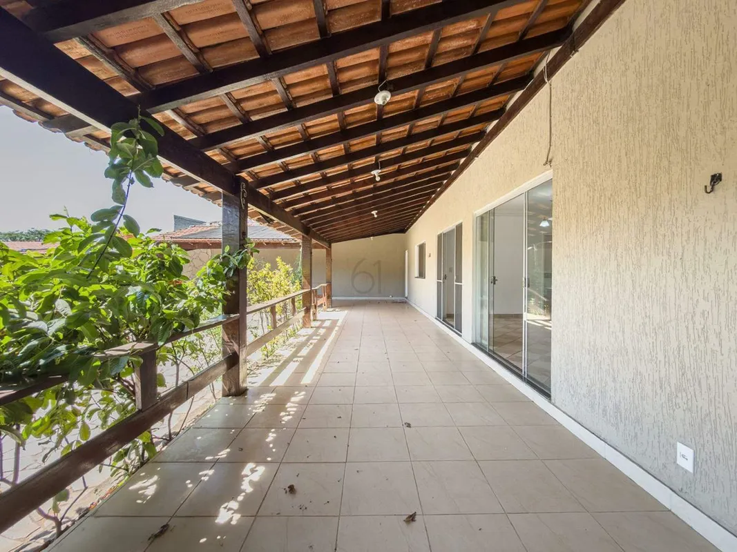 Excelente casa no Jardim Botânico VI, escriturada, com habite se e térrea!São 32...