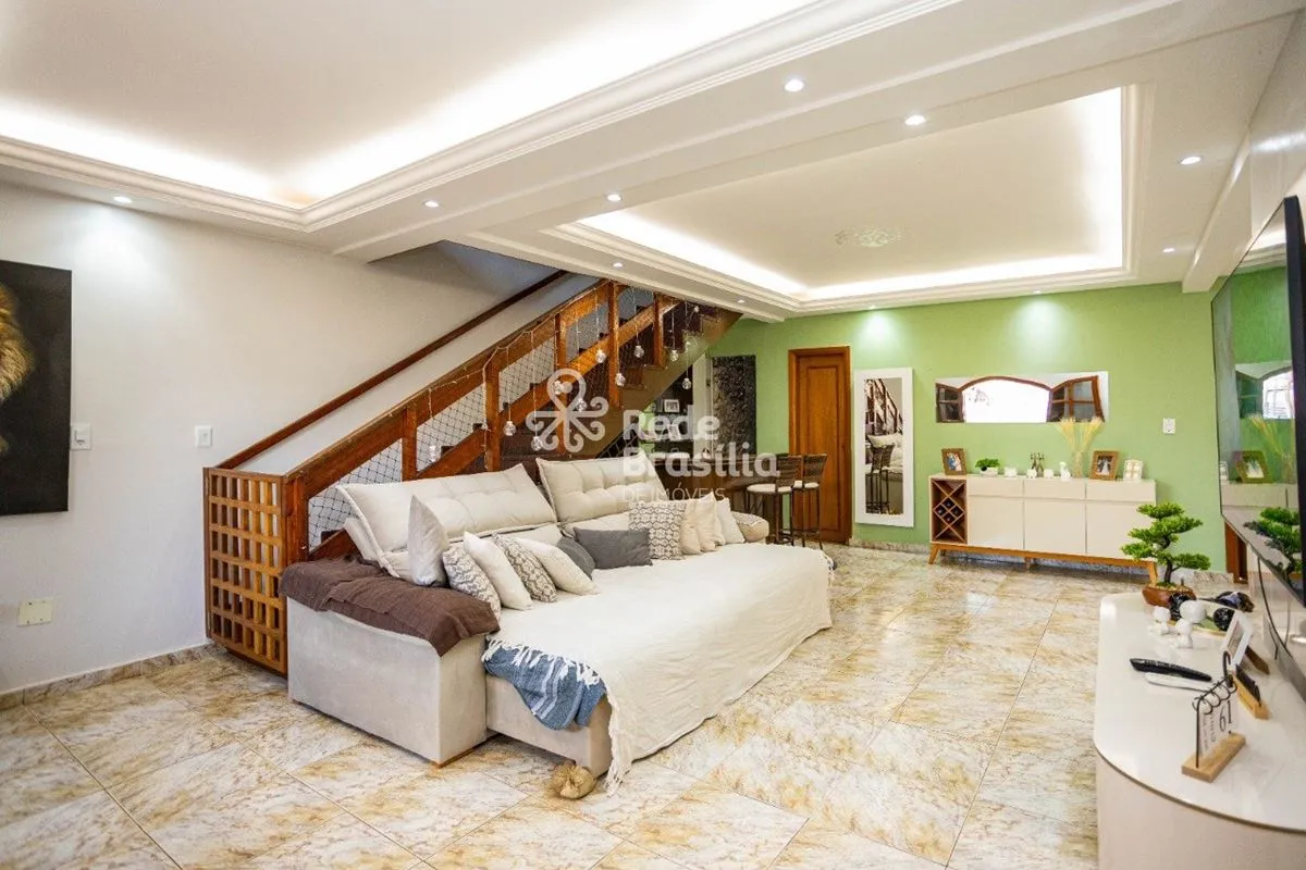 QND 22 | Casa de 4 Quartos sendo 3 Suítes com 4 Vagas de Garagem - Taguatinga. E...
