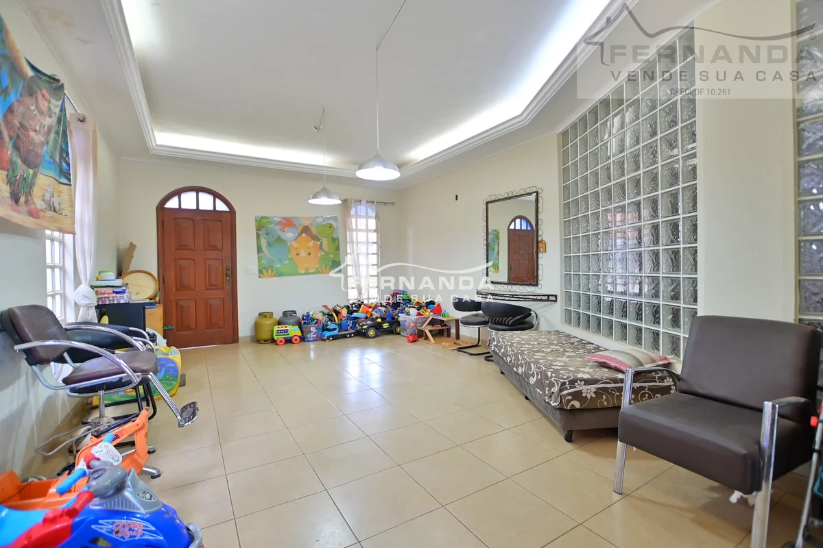 Imagine viver em uma casa de dois pavimentos reformada, com ambientes amplos e i...
