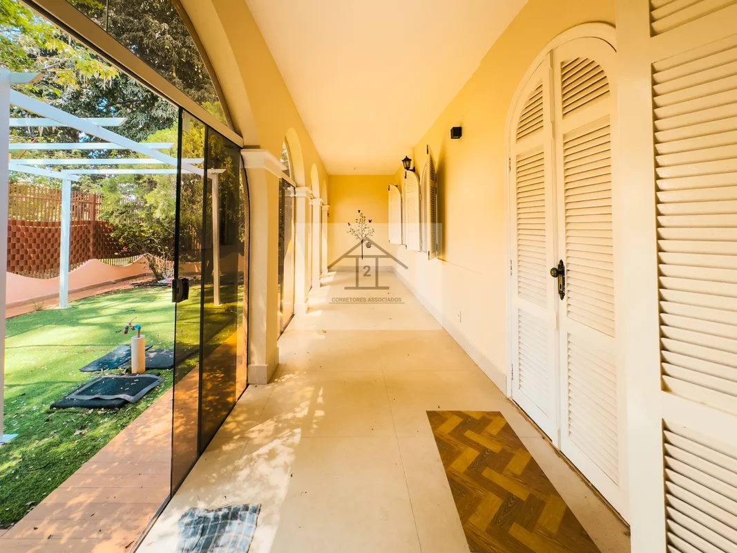 Bela e charmosa casa.Portas com venezianas em estilo retrô na varanda e na sala,...